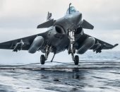 شغل أفلام.. البحرية الهندية تضم طائرة تنطلق من تحت الماء