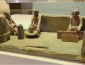 من ورش الفخار وأحجار الرحى إلى قدسية الخبز والكتابة فى عهد الفراعنة.. كيف جسد المصريون القدماء قيمة العمل اليدوي والعقلي في حضارتهم.. خلدوا الحرف الأساسية بتماثيل ومعابد ما زالت شاهدة بمتحف آثار الغردقة.. صور