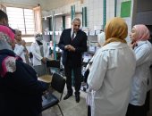 محافظ الغربية يتجول بشوارع قرية إبشواى الملق ويتفقد الوحدة الصحية