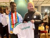 الاتحاد الجزائري يكرم مشجع الكونغو المعروف بالتمثال البشرى