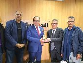 «اليوم السابع» تكرم الكاتب والمخرج شريف سعيد بعد فوزه بجائزة نجيب محفوظ عن رواية عسل السنيورة.. صاحب الجائزة يؤكد: الرواية التى لا تكشف مستورا فالنار أولى بها.. أنا أكتب لكى أبتهج ولا أكسر الخطوط العامة للتاريخ