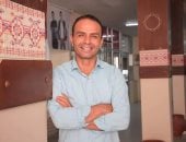 «من النكبة إلى غزة»..الكاتب الفلسطينى هانى السالمى لليوم السابع: كتبت تحت القصف لأبقى والكلمة آخر ما تبقى لى من الوطن.. فقدت كتبى ومخطوطاتى ولم أفقد الذاكرة.. نحمل بيوتنا فى حقائب والخيمة عنوان الحياة المؤقتة