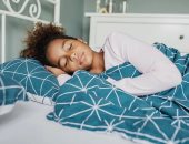 عادات خاطئة يفعلها Gen Z تفسد نومهم.. ركز مع ولادك