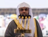 بكاء خطيب المسجد الحرام الشيخ ياسر الدوسرى يهز مشاعر المصلين بالحرم..فيديو