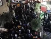 مات على سجادة الصلاة بسبب كفتة.. شاهد صلاة الجنازة على جثامين أب ونجليه بشبرا الخيمة