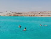 بحيرات الملح بواحة سيوة.. تجربة علاجية طبيعية وسحر يجذب الزائرين
