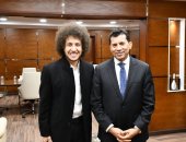 وزير الشباب والرياضة يلتقى بطل معركة السفارات بالخارج