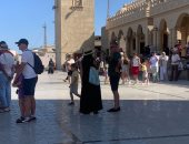 إقبال كبير للرحلات الداخلية للسياح على ساحة مسجد الميناء الكبير بالغردقة