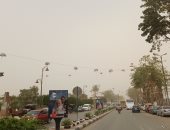 عاصفة ترابية مفاجئة تحجب الرؤية بأسوان.. فيديو وصور