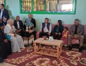 أثناء جولته بأسوان.. وزير الزراعة لمزارع: هات تليفونك أسجلك رقم تليفونى.. فيديو