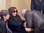 إيلى صعب يقبل يد فيروز وأولاد عم هلى الرحبانى يواسيان ريما شقيقة الراحل