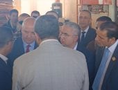 وزير الاستثمار والتجارة يتفقد مصنع ألواح الكونتر بمنطقة قفط.. فيديو