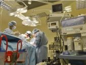 أطباء يزيلون كرة شعر بطول متر من معدة طفلة مصابة بمرض أكل الشعر