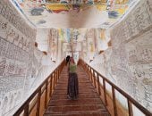 معابد ومقابر ملوك وملكات الأقصر يجذبون قلوب سياح العالم.. صور