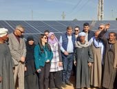 وزيرا التخطيط والزراعة ومحافظ أسوان يتفقدون مشروعات وادى الصعايدة.. افتتاح محطة الطاقة الشمسية للرى لدعم صغار المزارعين وترشيد المياه.. ويتابعون النادى النسائى بقرية السماحة.. فيديو صور