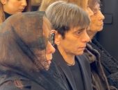 فيروز تنهار باكية أثناء قداس نجلها هلى الرحبانى وابنتها ريما تساندها