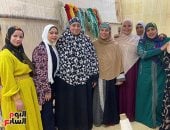 من جدران الصمت إلى ألوان الفن.. رائدات دهشور يصنعن بالخيط والنول كفاحًا يوميًا.. حُرمن من التعليم فاخترن العمل اليدوى سندًا لأزواجهن وتأمينًا لمستقبل أبنائهن.. وأبدعن فى صناعة الكليم والسجاد والكروشيه