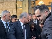 فيروز تغادر الكنيسة بعد انتهاء قداس نجلها هلى الرحبانى