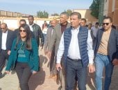 وزيرا التخطيط والزراعة ومحافظ أسوان يتفقدون مدرسة الشهامة ومعدات الميكنة