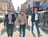 السكرتير العام المساعد لسوهاج يتفقد ميادين وأسواق طهطا ويرفع إشغالات سوق الزراعة