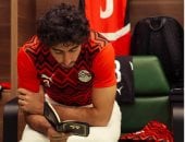 كواليس غرفة ملابس منتخب مصر.. هانى يقرأ القرآن وزيزو يتواصل مع ابنته