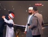 مشهد إنسانى لمحبة أهل القرآن.. متسابقو دولة التلاوة يودعون زميلهم بالأحضان
