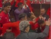 شاهد غناء ورقص لاعبى منتخب مصر بقميص محمد حمدى بعد تخطى كوت ديفوار