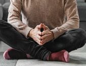 الجلوس متربعا على الأرض قد يحسن صحتك مع التقدم فى العمر
