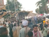 مولد القطب الصوفى أحمد ابن إدريس مصدر البهجة والفرحة فى قرى الزينية والبياضية والدير بالأقصر.. الأطفال يستمتعون بالملاهى ولعبة النيشان وشراء الحلوى والهدايا.. والكبار يحتفلون على طريقتهم بالتحطيب وليالى الذكر