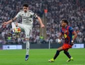 برشلونة ضد الريال.. تعادل 2-2 في شوط أول ناري بكلاسيكو السوبر الإسباني