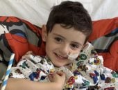 ظنت أنه يمزح.. بريطانية تكتشف إصابة طفلها بمرض قديم ونادر من طريقة مشيه