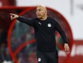 حسام حسن يعطى تعليمات للاعبى المنتخب قبل تسديد ركلات الترجيح أمام نيجيريا