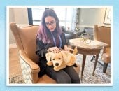 أول كلبة مصنّعة آليًا كـ"صديق" لمساعدة مرضى الزهايمر تزور دارًا للمسنين