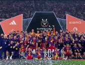 لابورتا شارك في الاحتفال.. مراسم تتويج برشلونة بكأس السوبر الإسباني (فيديو)