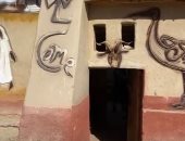 دخلت أغرب مكان فى الفرافرة.. مش هتصدق إزاى حولوا الرمل والطين لبشر.. فيديو