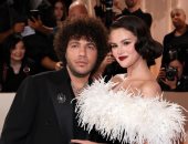 سيلينا جوميز بفستان من شانيل مع صديقها بيني بلانكو في الجولدن جلوب الـ83