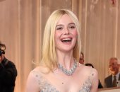 بتصميم من جوتشي.. إيل فانينج تخطف الأنظار في الجولدن جلوب مع حبيبها