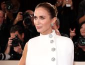 جينا أورتيجا ترتدي Balenciaga وإيميلي بلانت LV في الجولدن جلوب