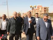 سكن كريم يتحقق على أرض الصف.. تسليم عقود إسكان الديسمي وسط فرحة الأهالي وهتافات تحيا مصر.. محافظ الجيزة: حريصون على توفير حياة كريمة ومستقرة لأهالينا المتضررين من السيول.. ويؤكد: مجتمع عمراني متكامل