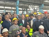 رئيس الوزراء يلتقط صورة تذكارية مع عمال مصنع مصر للألومنيوم