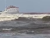 جنوح السفينة «FENER» على شاطئ بورسعيد بسبب ارتفاع الأمواج وشدة الرياح.. صور