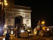 غلق شارع الشانزليزيه فى باريس.. مظاهرات بالجرارات الزراعية احتجاجا على اتفاقية التجارة الحرة