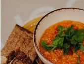 طريقة عمل فتة العدس بالعيش المحمص بدون زيت.. أكلة شتوية سهلة