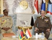 الفريق أحمد خليفة يلتقى قائد قوات الدفاع المالاوى.. صور