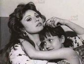 من الطفولة إلى آخر حياتها.. صور نادرة لـ مديحة كامل.. منها هدية الشعرواى