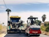 محافظ سوهاج يتابع أعمال رصف طريق حيوى بالمنشاة لتحسين حركة المرور.. صور