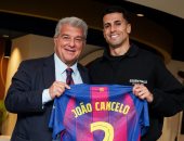 كانسيلو: برشلونة أفضل نادٍ في العالم بالنسبة لي.. وعدت من أجل الألقاب