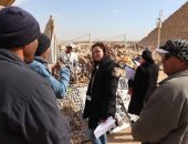 نائب محافظ الجيزة تتفقد طاولات البائعين بالمنطقة الأثرية لأهرامات الجيزة