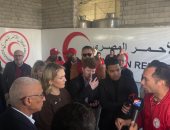 وزيرة الخارجية والتجارة والدفاع الإيرلندية تزور مخازن الهلال الأحمر بالعريش