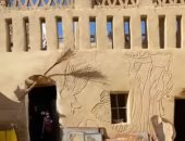 حولوا الرمل والطين لبشر.. أغرب متحف في الفرافرة مع «اعرف بلدك».. فيديو 